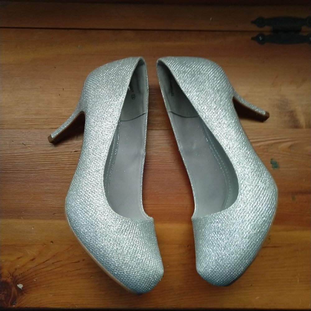Dream Pairs Silver Pumps size 7 1/2